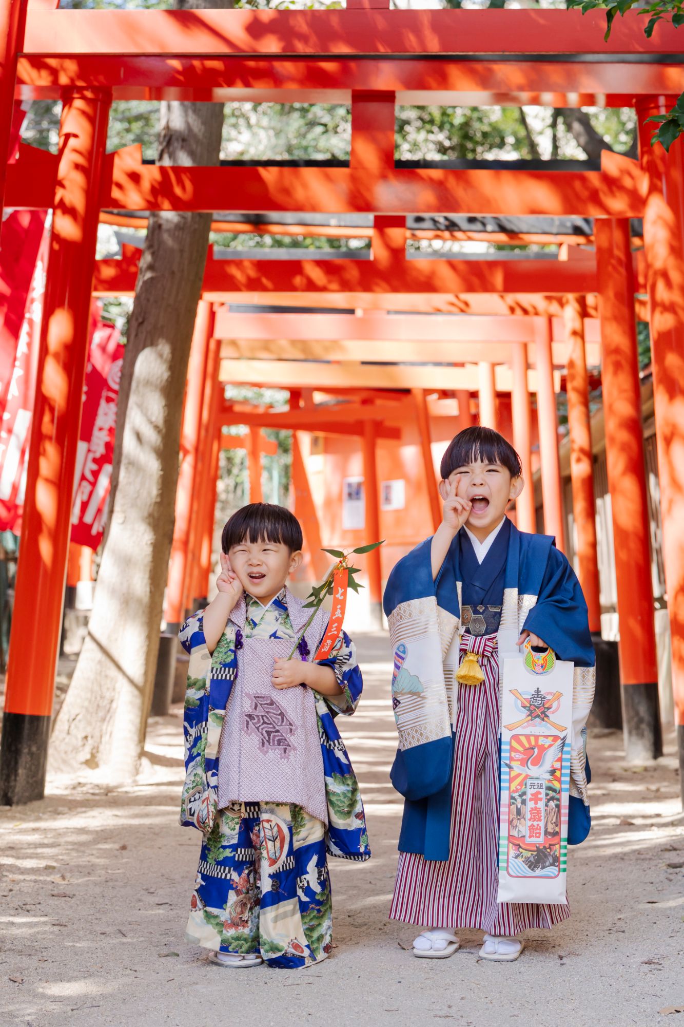 白い背景の前で寄り添う、五人家族の記念写真