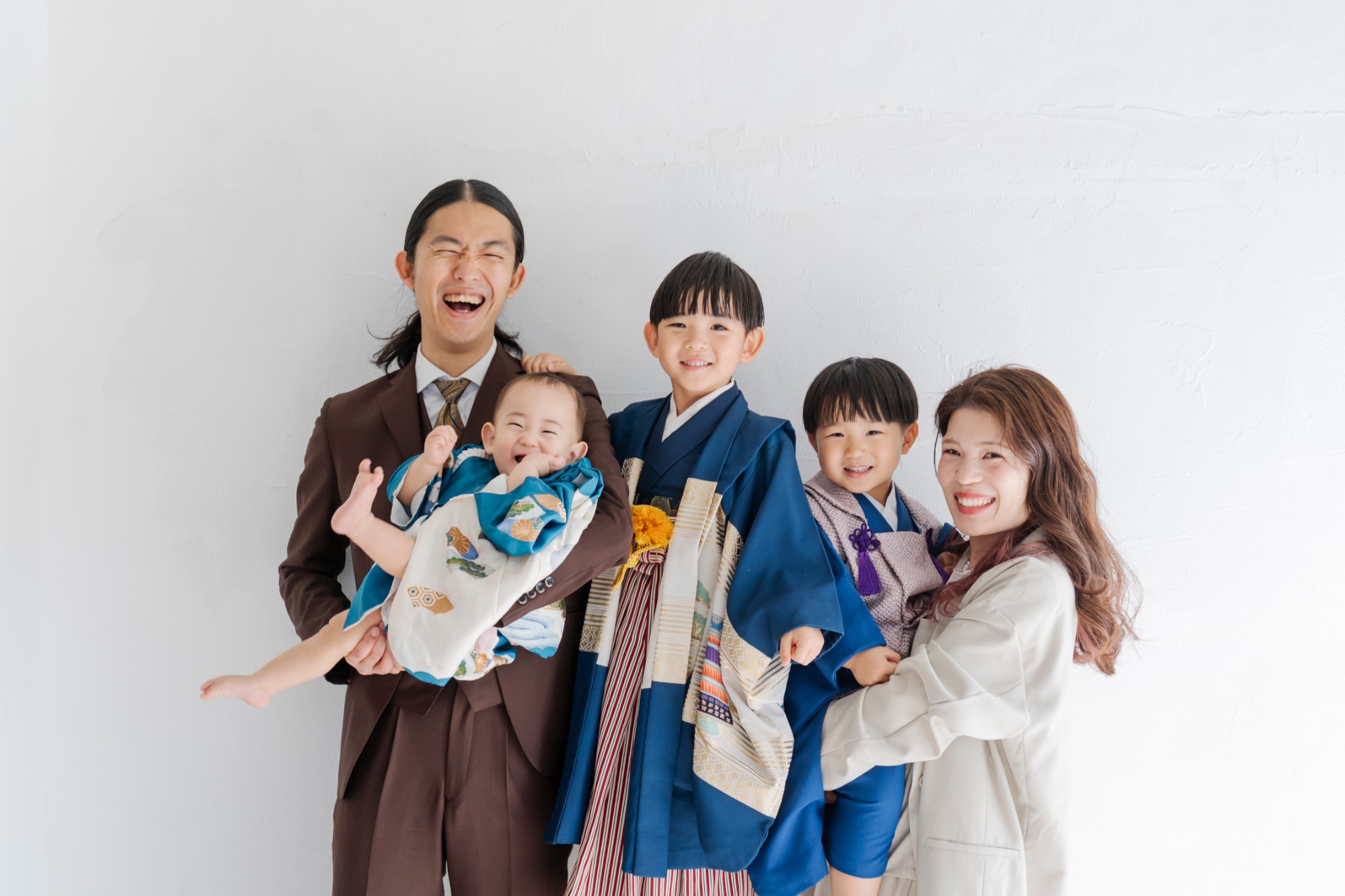 顔を寄せ合い、声を上げて笑い合う二人の女の子