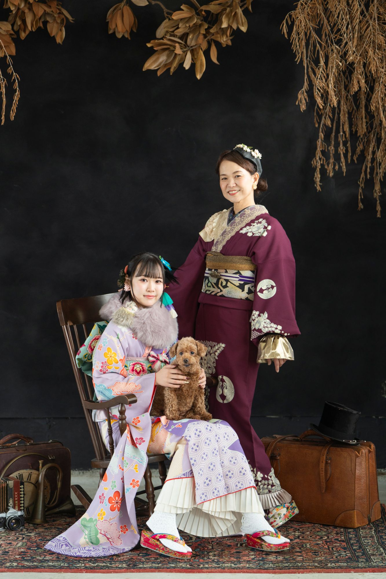 アトリエのロッキングチェアで、愛犬を抱く娘と寄り添う母の振袖姿
