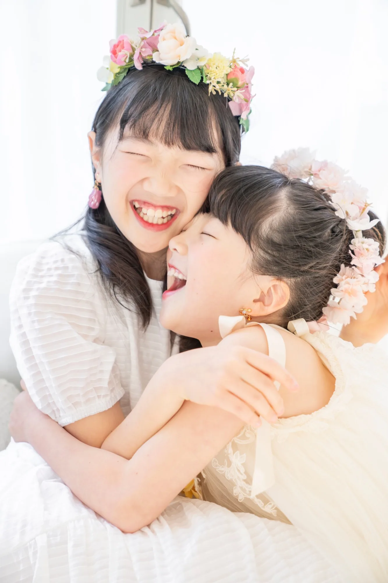 花冠をつけて、笑い合う二人の女の子