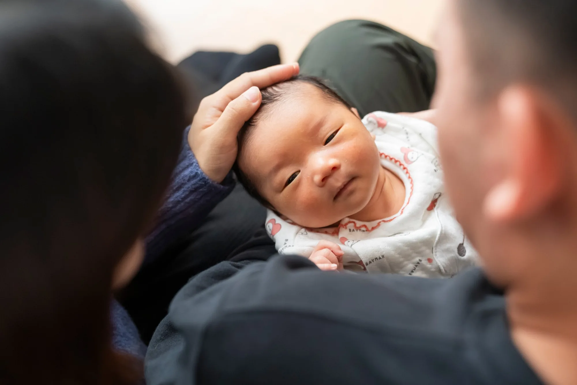 赤ちゃんを見つめる父親