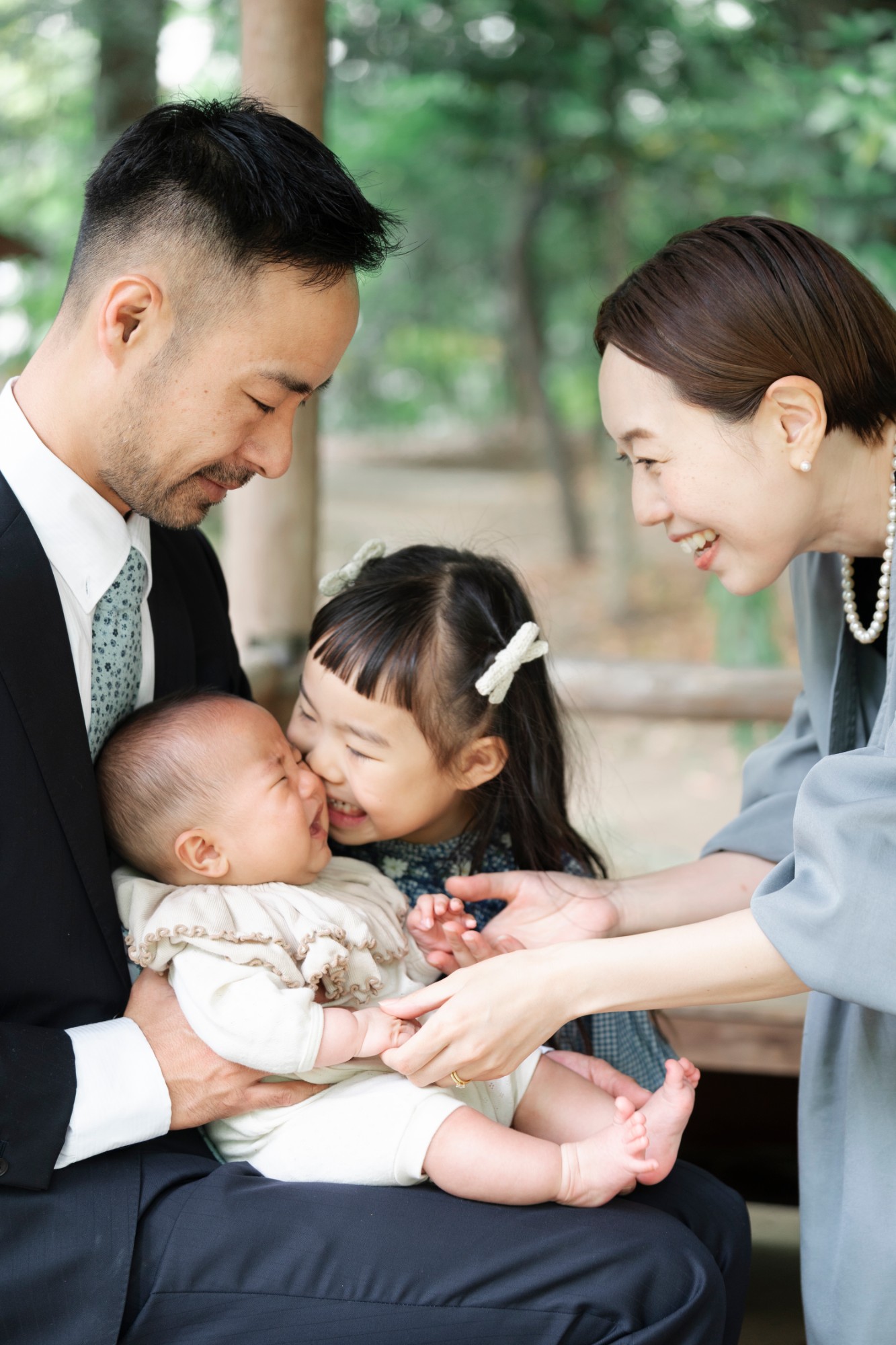 顔を寄せ合って笑い合う、家族のひととき