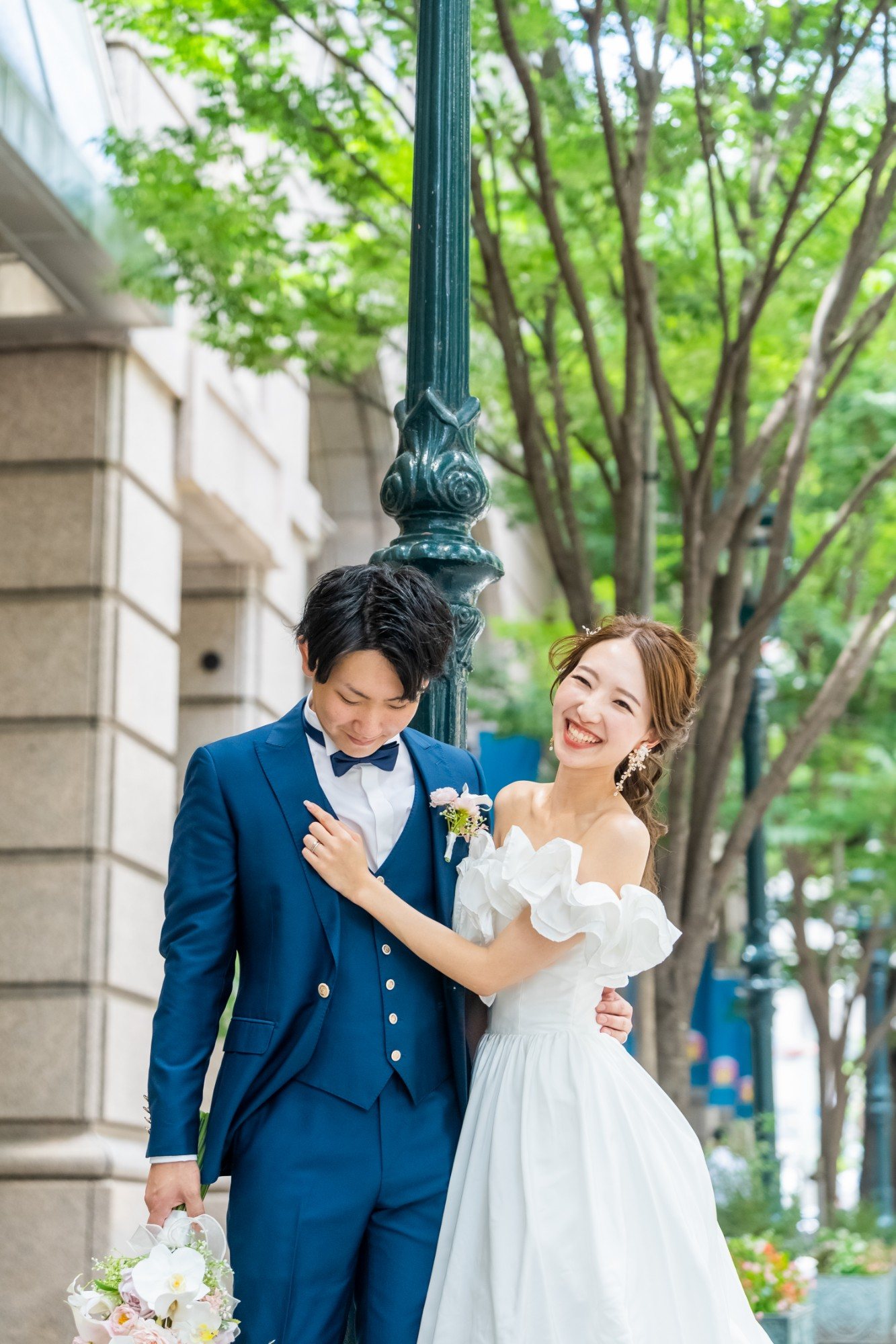 街路灯の下で寄り添い、笑い合う新郎新婦
